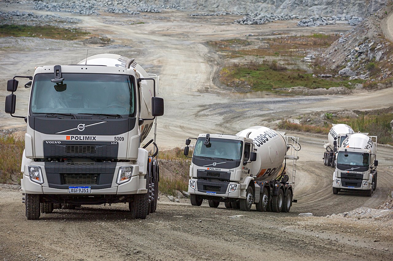 Caminhões BAZAMIX em movimento